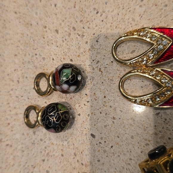 Lot of 10 "Hoop" Charms - Goldtone, Enamel, Beaded etc. - Picture 4 of 9